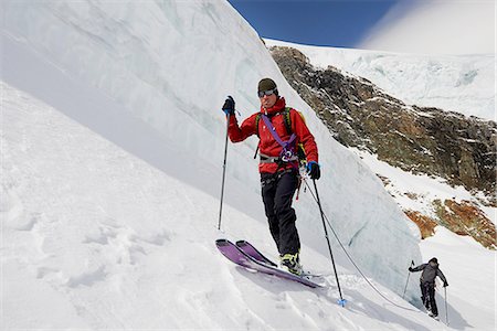 simsearch:649-08765875,k - Mountaineers ski touring on snow-covered mountain, Saas Fee, Switzerland Foto de stock - Royalty Free Premium, Número: 649-08765829