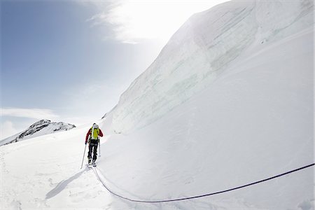 simsearch:649-08765875,k - Rear view of mountaineer ski touring on snow-covered mountain, Saas Fee, Switzerland Foto de stock - Royalty Free Premium, Número: 649-08765832