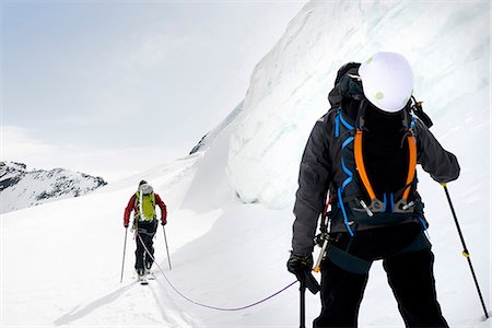Rear view of mountaineers ski touring on snow-covered mountain, Saas Fee, Switzerland Photographie de stock - Premium Libres de Droits, Code: 649-08765833
