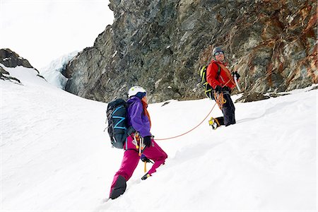 simsearch:649-08765875,k - Mountaineers ascending snow-covered mountain, Saas Fee, Switzerland Foto de stock - Royalty Free Premium, Número: 649-08765840