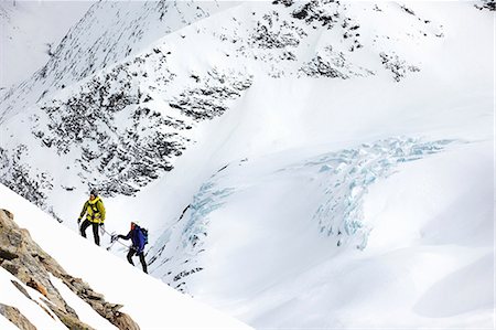 Mountaineers ski touring on snow-covered mountain, Saas Fee, Switzerland Foto de stock - Sin royalties Premium, Código: 649-08765863