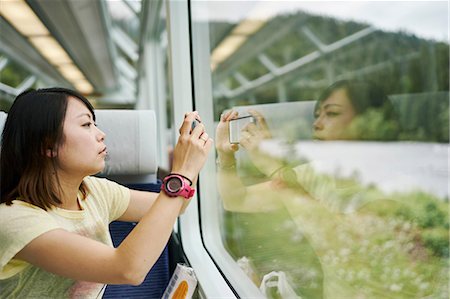 simsearch:649-09156185,k - Female tourist photographing through passenger train window, Chur, Switzerland Foto de stock - Royalty Free Premium, Número: 649-08765900