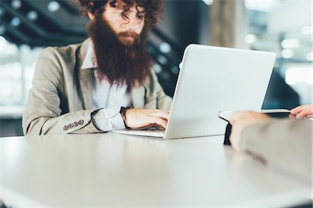 simsearch:632-09039870,k - Young male hipster using laptop at desk Foto de stock - Sin royalties Premium, Código: 649-08765951