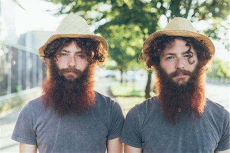 Portrait of identical male hipster twins wearing straw hats on sidewalk Stockbilder - Premium RF Lizenzfrei, Bildnummer: 649-08765961