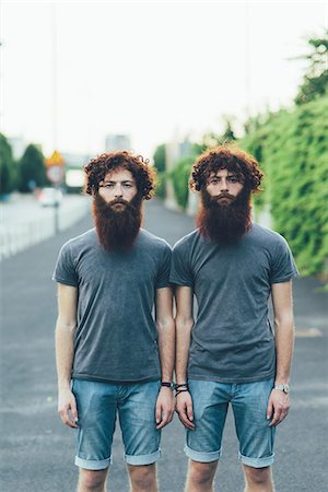 simsearch:649-08765972,k - Portrait of identical adult male twins with red hair and beards on sidewalk Fotografie stock - Premium Royalty-Free, Codice: 649-08765972