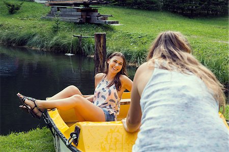 simsearch:649-08824142,k - Two young female friends pushing rowing boat at lakeside Fotografie stock - Premium Royalty-Free, Codice: 649-08765997
