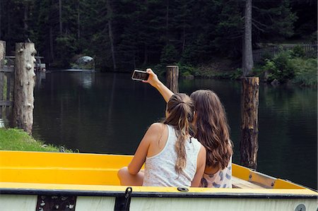 simsearch:649-08824140,k - Two young female friends taking smartphone selfie in rowing boat, Sattelbergalm, Tirol, Austria Foto de stock - Sin royalties Premium, Código: 649-08766000