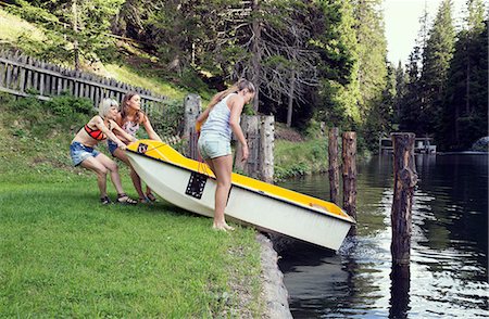 simsearch:649-08824140,k - Three adult female friends launching rowing boat into lake, Sattelbergalm, Tirol, Austria Foto de stock - Sin royalties Premium, Código: 649-08766010