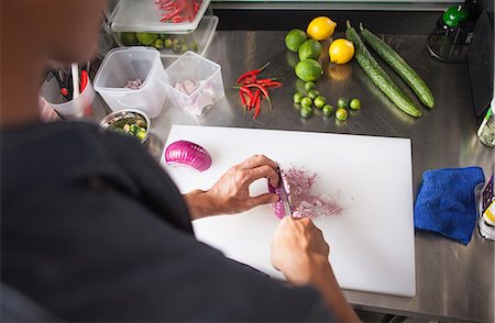 simsearch:649-08766085,k - Cropped view of man slicing red onion Photographie de stock - Premium Libres de Droits, Code: 649-08766085