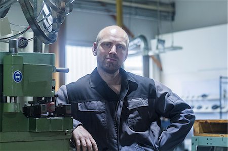 Portrait of worker in grinding workshop Stockbilder - Premium RF Lizenzfrei, Bildnummer: 649-08766123