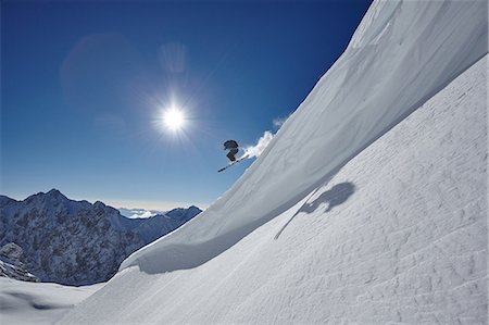 simsearch:649-09208203,k - Male freestyle skier jumping mid air from mountainside, Zugspitze, Bayern, Germany Photographie de stock - Premium Libres de Droits, Code: 649-08766255