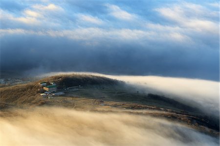 simsearch:649-08766267,k - View of dispersing mountain mist from Luchistoye Village, South Demergi mountain, Crimea, Ukraine Stockbilder - Premium RF Lizenzfrei, Bildnummer: 649-08766263