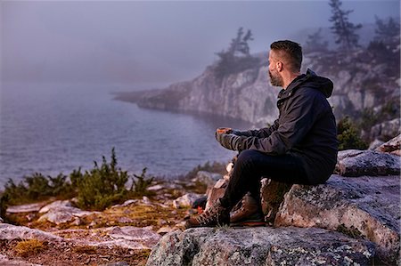 simsearch:649-08702990,k - Hiker relaxing with coffee on cliff top, Sarkitunturi, Lapland, Finland Photographie de stock - Premium Libres de Droits, Code: 649-08766362