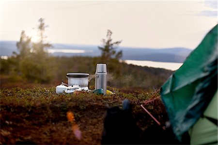 Cooking pot and coffee flask in front of tent, Keimiotunturi, Lapland, Finland Photographie de stock - Premium Libres de Droits, Code: 649-08766387