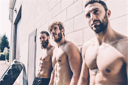 distraction - Three bare-chested male cross trainers leaning against wall outside gym Photographie de stock - Premium Libres de Droits, Code: 649-08766521