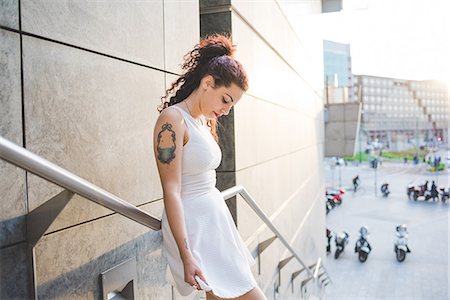 simsearch:649-08840719,k - Woman on stairway looking down, Milan, Italy Foto de stock - Royalty Free Premium, Número: 649-08824022