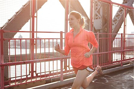 ponte williamsburg - Young woman exercising outdoors, running Foto de stock - Royalty Free Premium, Número: 649-08824095