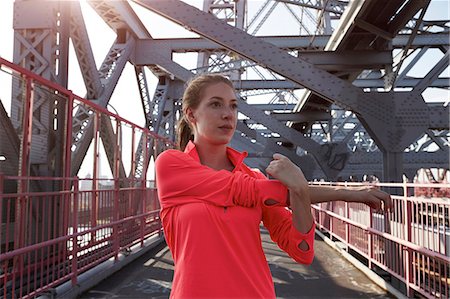 ponte williamsburg - Young woman exercising outdoors, stretching Foto de stock - Royalty Free Premium, Número: 649-08824092