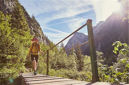 simsearch:649-08895019,k - Woman walking across bridge, Höllental, Zugspitze, Garmisch-Partenkirchen, Bavaria, Germany Foto de stock - Royalty Free Premium, Número: 649-08824212