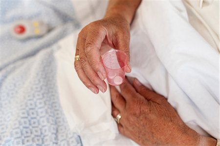 simsearch:693-06020009,k - Cropped view of patient's hand holding pills Stock Photo - Premium Royalty-Free, Code: 649-08824248