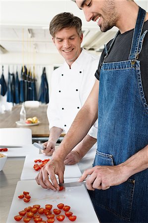 simsearch:649-08766085,k - Chefs in kitchen slicing tomatoes Photographie de stock - Premium Libres de Droits, Code: 649-08824318