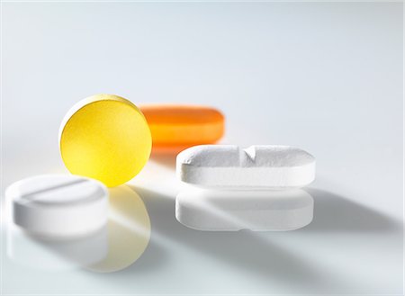 fournitures médicales - Variety of medical pills Photographie de stock - Premium Libres de Droits, Code: 649-08824432