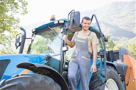 faire un pas - Portrait of young male farmworker stepping from tractor Photographie de stock - Premium Libres de Droits, Code: 649-08824478