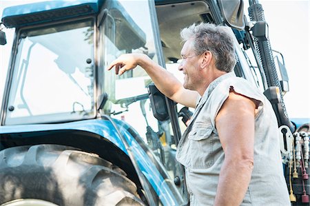 simsearch:649-08923486,k - Mature male farmworker leaning against tractor Photographie de stock - Premium Libres de Droits, Code: 649-08824481