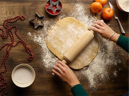 Overhead view of teenage girl's hands rolling christmas star biscuit dough Photographie de stock - Premium Libres de Droits, Code: 649-08824501