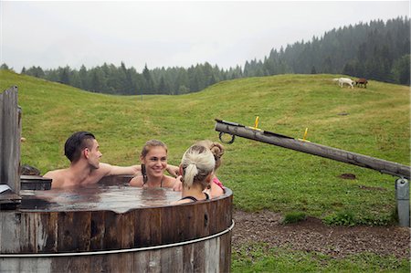 simsearch:649-08824142,k - Four adult friends relaxing in rural hot tub, Sattelbergalm, Tyrol, Austria Fotografie stock - Premium Royalty-Free, Codice: 649-08824515