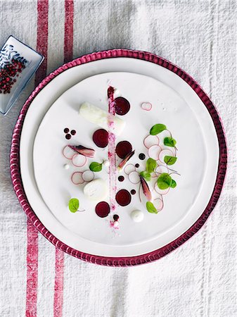 simsearch:649-08824546,k - Delicate nouvelle cuisine dish Photographie de stock - Premium Libres de Droits, Code: 649-08824545