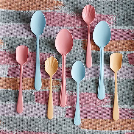 simsearch:649-08824546,k - Spoons in different sizes and colours Photographie de stock - Premium Libres de Droits, Code: 649-08824541