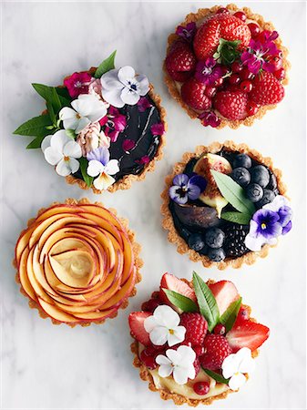 Display of variety of tart, fruit and flowers Photographie de stock - Premium Libres de Droits, Code: 649-08824543