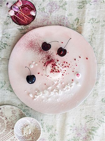 simsearch:649-08824546,k - Nouvelle cuisine dessert with cherries Photographie de stock - Premium Libres de Droits, Code: 649-08824566