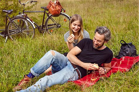 simsearch:649-09061651,k - Couple eating apples at picnic in rural field Stock Photo - Premium Royalty-Free, Code: 649-08824595