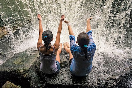 russland - Rear view of wet girls sitting on rock by waterfall, arms raised Stockbilder - Premium RF Lizenzfrei, Bildnummer: 649-08824600
