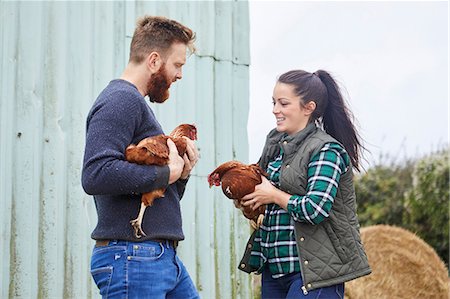 simsearch:649-08824786,k - Young couple on chicken farm holding chickens Foto de stock - Sin royalties Premium, Código: 649-08824742