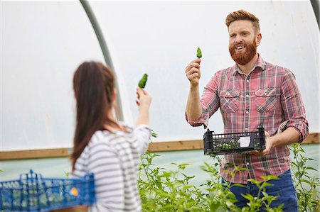 simsearch:649-08824798,k - Couple in polytunnel harvesting fresh chilli peppers Foto de stock - Sin royalties Premium, Código: 649-08824770
