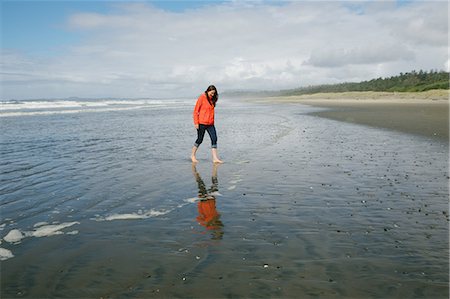 Young woman walking barefoot on beach, Long Beach, Vancouver Island, British Columbia, Canada Foto de stock - Sin royalties Premium, Código: 649-08824899