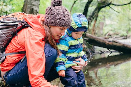 simsearch:614-09038795,k - Mother and son exploring forest, Vancouver, British Columbia, Canada Fotografie stock - Premium Royalty-Free, Codice: 649-08824901