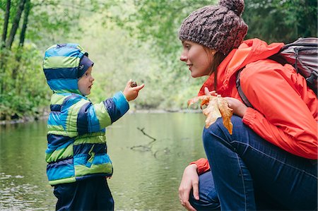 simsearch:614-09038795,k - Mother and son exploring stream in forest, Vancouver, British Columbia, Canada Fotografie stock - Premium Royalty-Free, Codice: 649-08824903