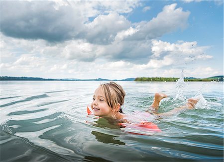 simsearch:649-08824916,k - Girl swimming in lake Photographie de stock - Premium Libres de Droits, Code: 649-08824932