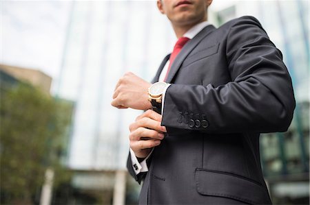 enderezando - Cropped view of business man straightening cuff Foto de stock - Sin royalties Premium, Código: 649-08825003