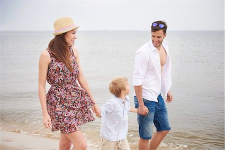 simsearch:614-09211363,k - Family holding hands walking on beach Stock Photo - Premium Royalty-Free, Code: 649-08825095