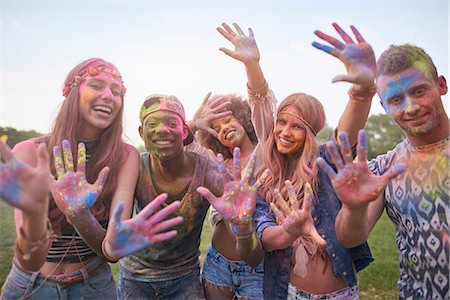 simsearch:649-08825183,k - Portrait of group of friends at festival, covered in colourful powder paint Foto de stock - Sin royalties Premium, Código: 649-08825167