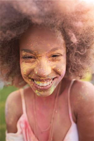 simsearch:649-08825183,k - Portrait of young woman at festival, covered in colourful powder paint Foto de stock - Sin royalties Premium, Código: 649-08825168