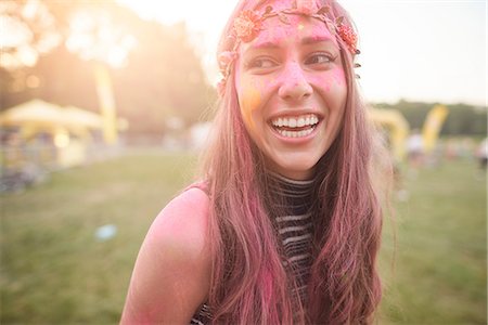 simsearch:649-08825183,k - Portrait of young woman at festival, covered in colourful powder paint Foto de stock - Sin royalties Premium, Código: 649-08825169
