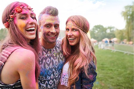 simsearch:649-08825183,k - Group of friends at festival, covered in colourful powder paint Foto de stock - Sin royalties Premium, Código: 649-08825174
