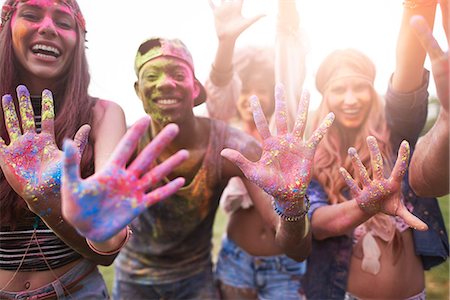 simsearch:649-08825183,k - Portrait of group of friends at festival, covered in colourful powder paint Foto de stock - Sin royalties Premium, Código: 649-08825171