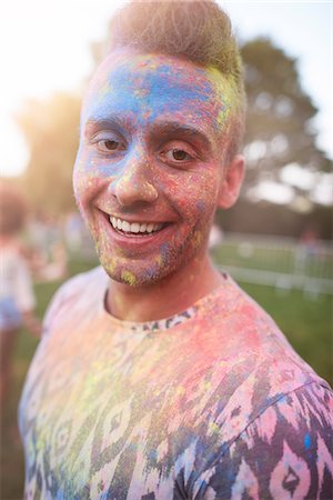 simsearch:649-08825183,k - Portrait of young man at festival, covered in colourful powder paint Foto de stock - Sin royalties Premium, Código: 649-08825172